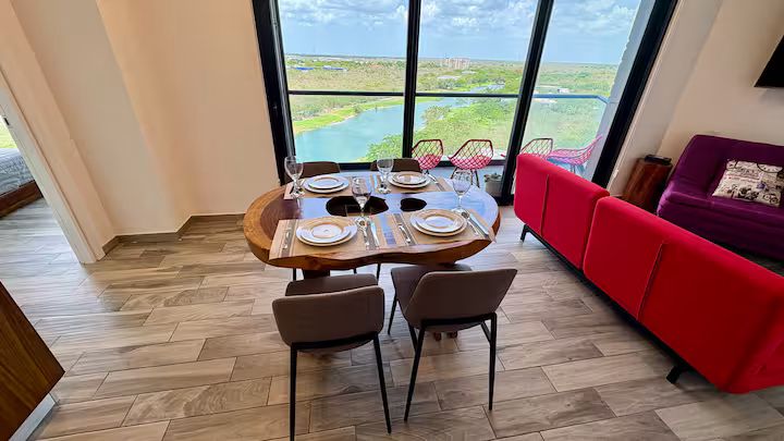 comedor con vista panóramica en departamento torre adamant yucatan