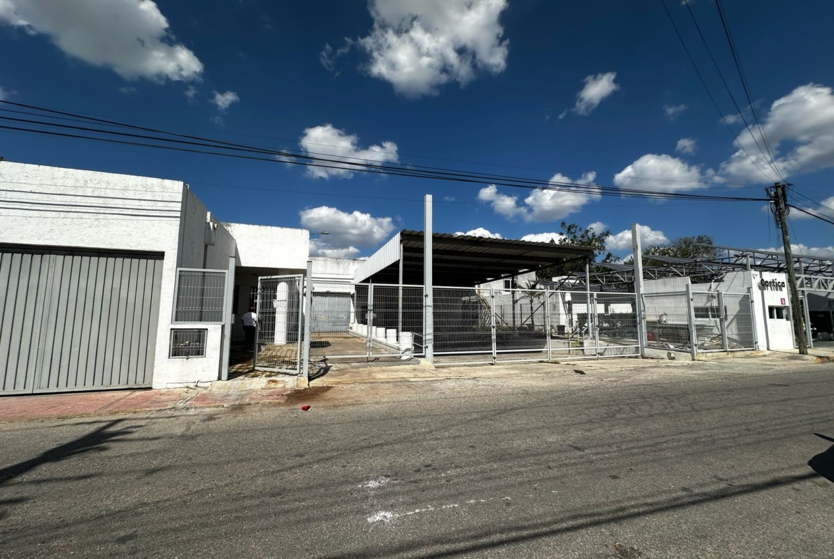 exterior de la calle de una amplia bodega en renta