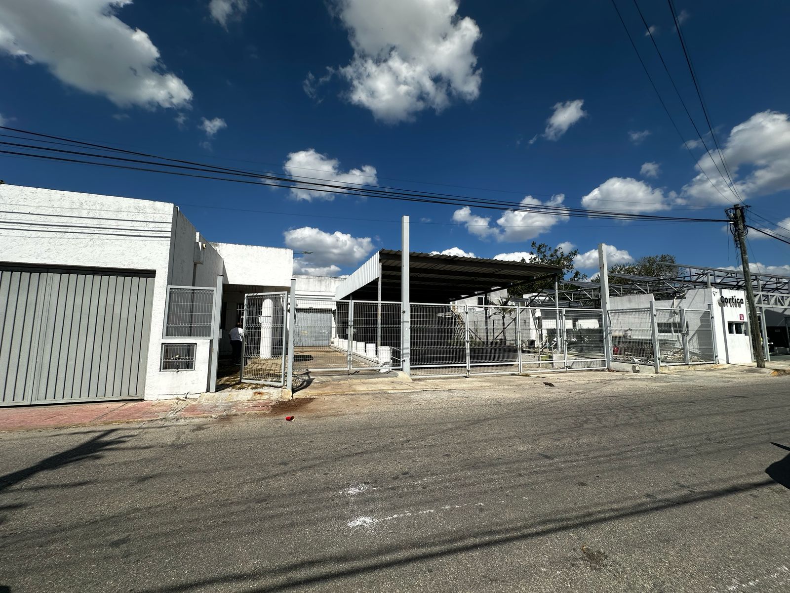 ga06.1 exterior de la calle de una amplia bodega en renta