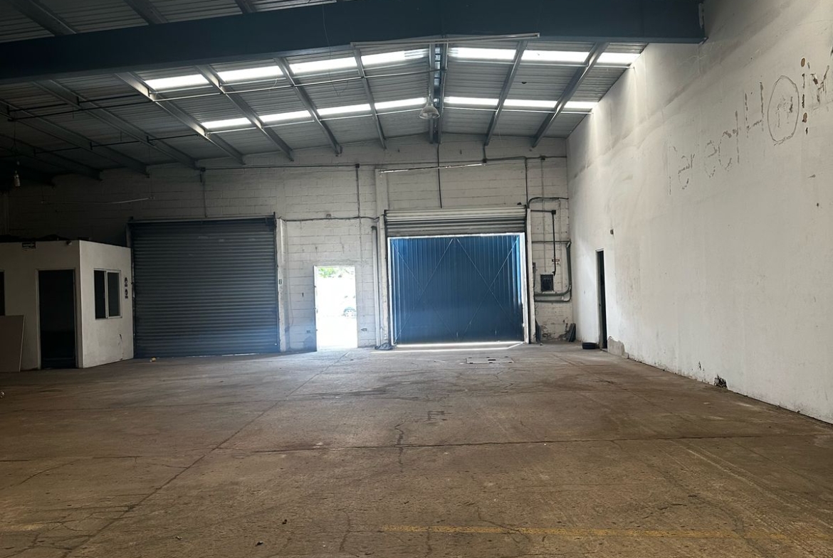 Cortina de acceso para carga en bodega industrial disponible para renta