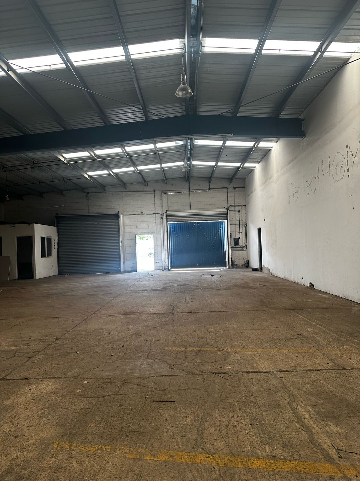 ga06.7 Cortina de acceso para carga en bodega industrial disponible para renta