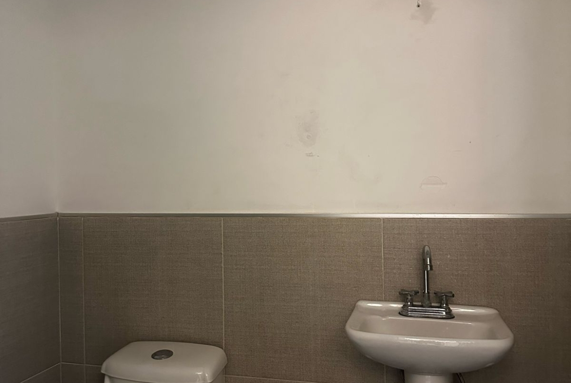Baño en bodega industrial