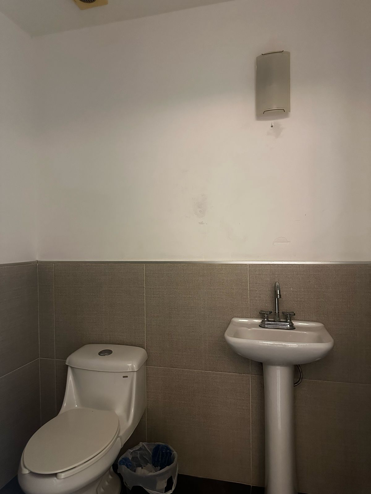 ga06.11 Baño en bodega industrial