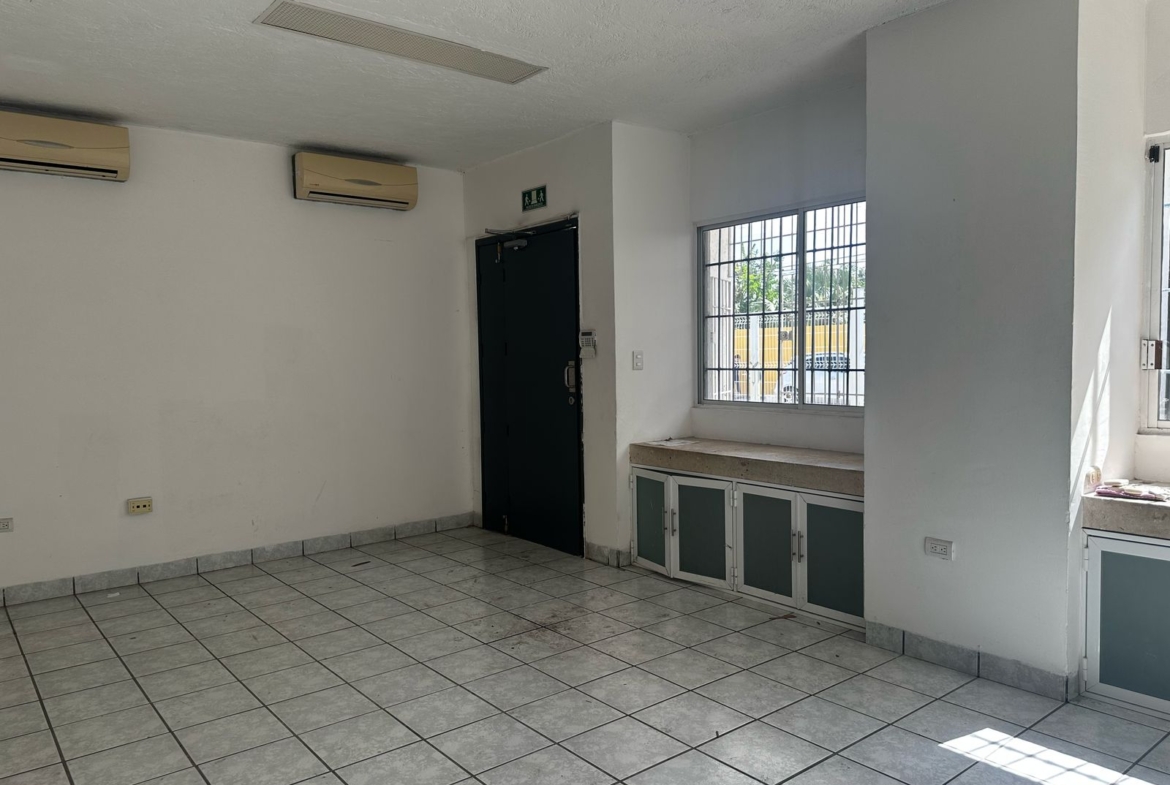 área de oficinas amplia en bodega