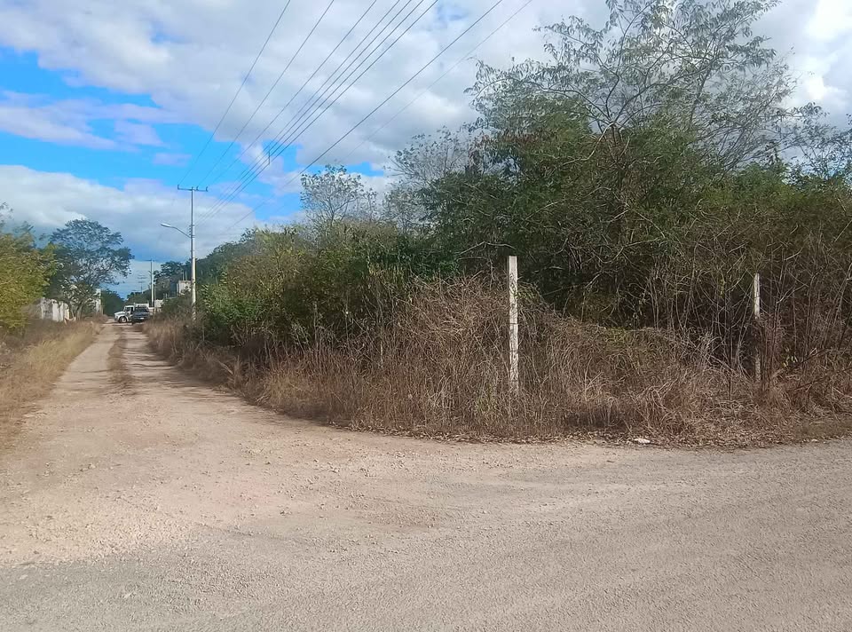 vista de calle de terreno disponible residencial en granchas cholul mérida