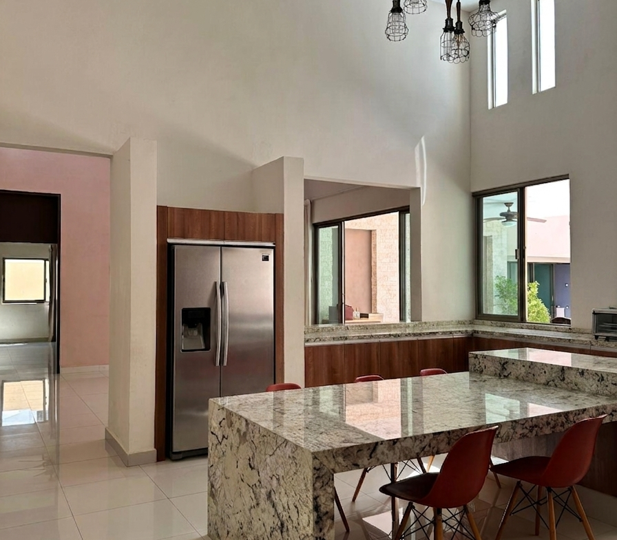 cocina moderna con encima de granito equipada en casa en venta de una planta merida