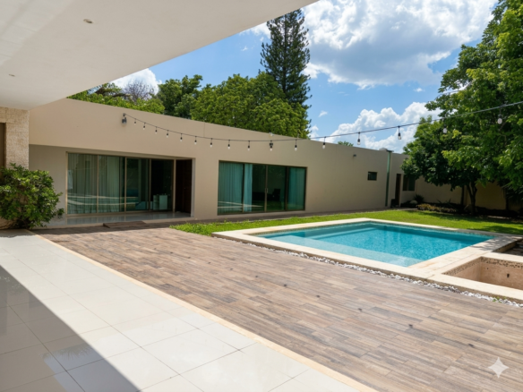 Alberca de casa muy amplia de una planta en venta en mérida los pinos dentro del périferico